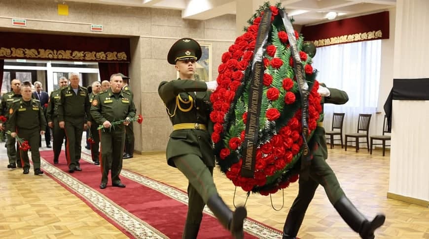В Доме офицеров простились с Героем Советского Союза Василием Мичуриным. В Доме офицеров простились с Героем Советского Союза Василием Мичуриным.