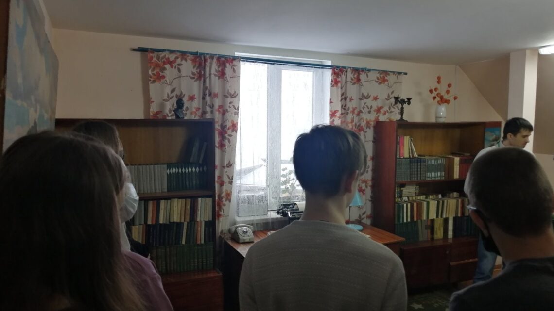 28 декабря в Доме Валентина Тавлая состоялась экскурсия для учащихся VII»В» и IX»Б» классов СШ°14 28 декабря в Доме Валентина Тавлая состоялась экскурсия для учащихся VII»В» и IX»Б» классов СШ°14