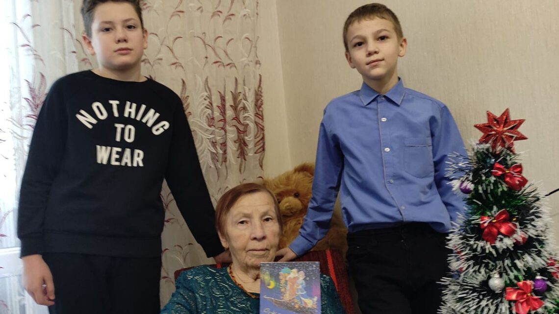 В преддверии Рождества, по сложившейся традиции, учащиеся 6″Б» класса поздравляют одиноко проживающих граждан со светлым праздником. В преддверии Рождества, по сложившейся традиции, учащиеся 6″Б» класса поздравляют одиноко проживающих граждан со светлым праздником.