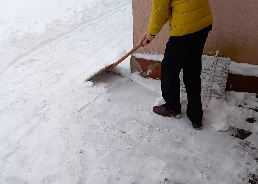 Учащиеся СШ 14 г.Лиды продолжают активно участвовать в республиканской акции «Уберём снег вместе».