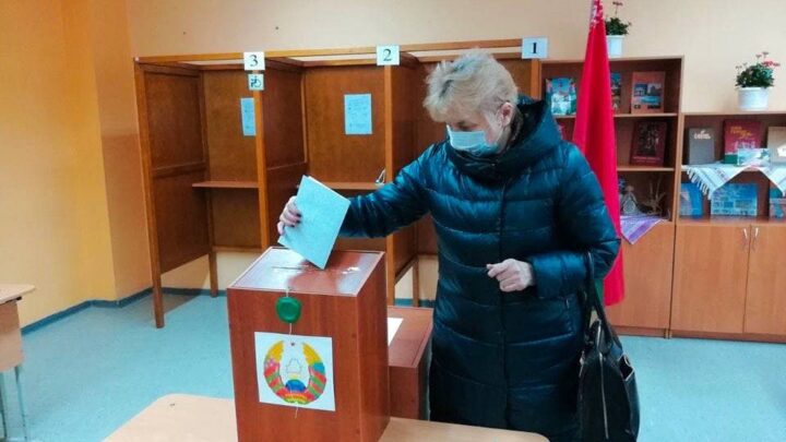 Председатель Лидского районного Совета депутатов Инесса Белуш пришла на участок в первый день досрочного голосования.