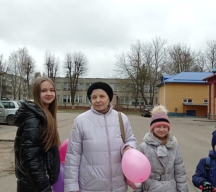 В преддверии 8 марта лидерами ученического самоуправления СШ 14 г.Лиды организовано поздравление женщин микрорайона.