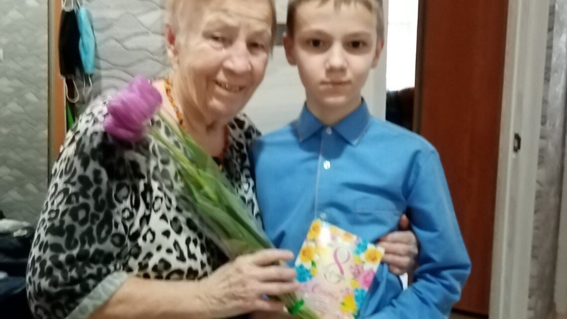 Учащиеся СШ 14 г.Лиды продолжают поздравлять женщин микрорайона с наступающим праздником 8 марта!