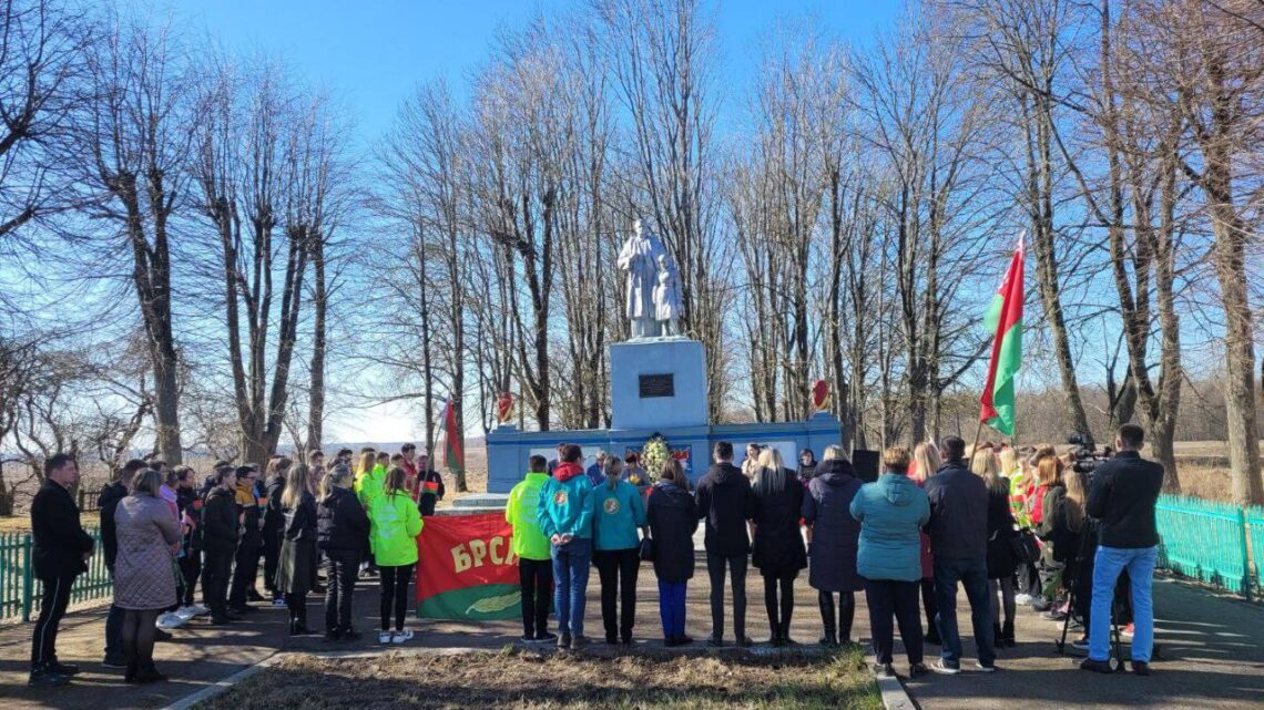 В Беларуси вчера вспоминали трагедию Хатыни, сожженной фашистами 22 марта 1943 года отдают дань памяти тысячам других белорусских деревень, уничтоженным немецко-фашистскими захватчиками в годы Великой Отечественной войны. В Беларуси вчера вспоминали трагедию Хатыни, сожженной фашистами 22 марта 1943 года отдают дань памяти тысячам других белорусских деревень, уничтоженным немецко-фашистскими захватчиками в годы Великой Отечественной войны.