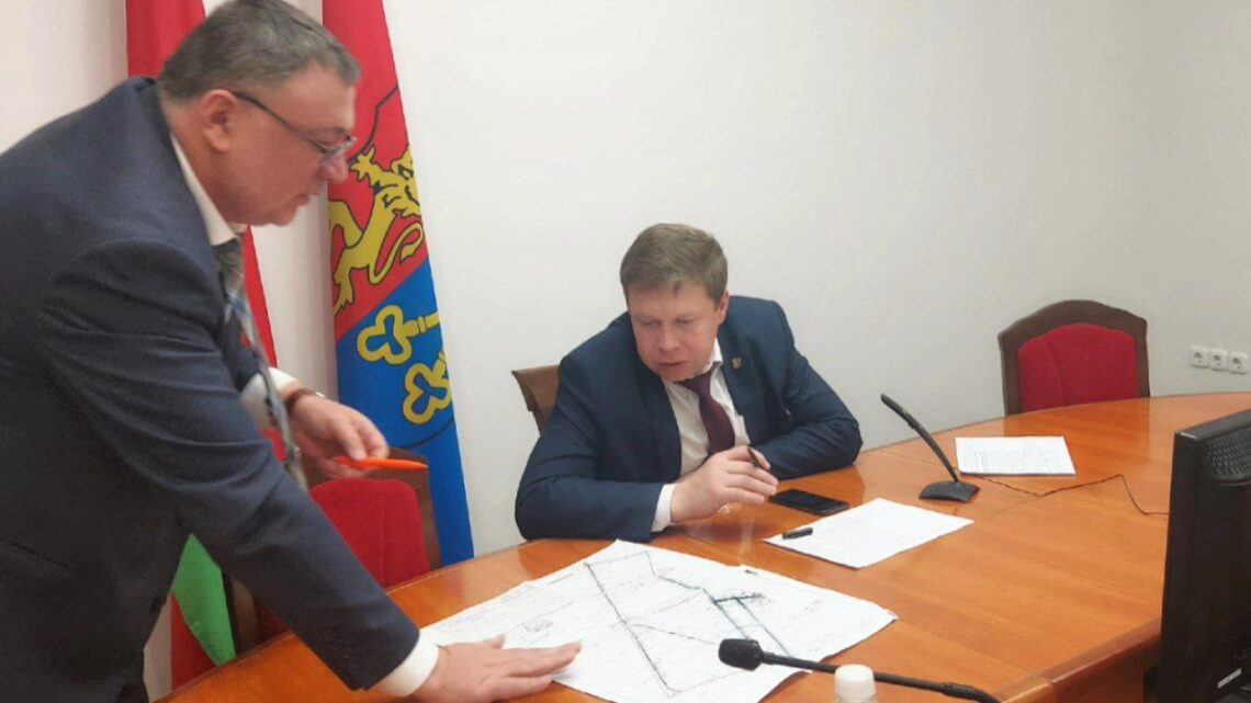 «Коммунальщики активно ведут уборку и благоустройство города, но дело это общее». Председатель Лидского райисполкома Сергей Ложечник провёл приём граждан «Коммунальщики активно ведут уборку и благоустройство города, но дело это общее». Председатель Лидского райисполкома Сергей Ложечник провёл приём граждан
