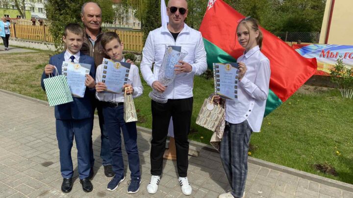 Сегодня состоялось награждение победителей открытого первенства Лидского района по легкоатлетическому 4 – х борью «Дружба» на призы государственного учреждения «Редакция «ЛидаМедиаКомпания» и посвященное дню Государственного герба Республики Беларусь и Государственного флага Республики Беларусь среди юношей и девушек 2010 гг.р., 2011 гг.р. и моложе.