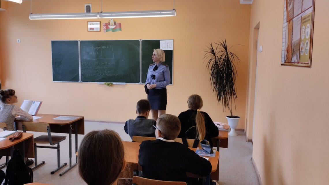 В рамках недели правовых знаний, профилактики вредных зависимостей состоялась встреча учащихся с инспектором ИДН Лидского РОВД Бей С.Г.