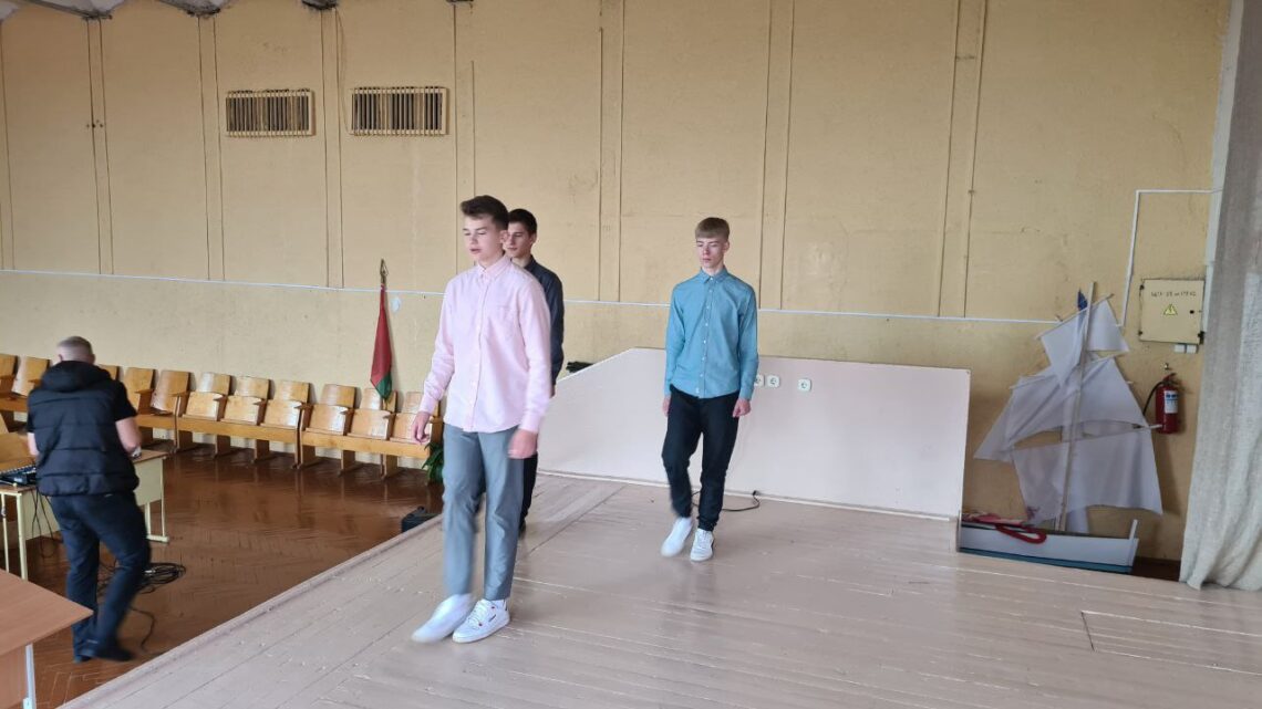 Тренировка знаменной группы школы Тренировка знаменной группы школы