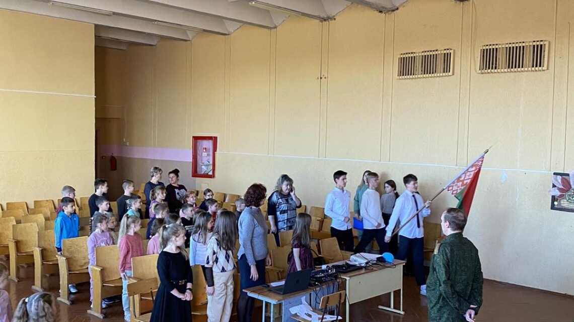 Торжественная линейка по поводу открытия лагеря «Республика веселых ребят» Торжественная линейка по поводу открытия лагеря «Республика веселых ребят»