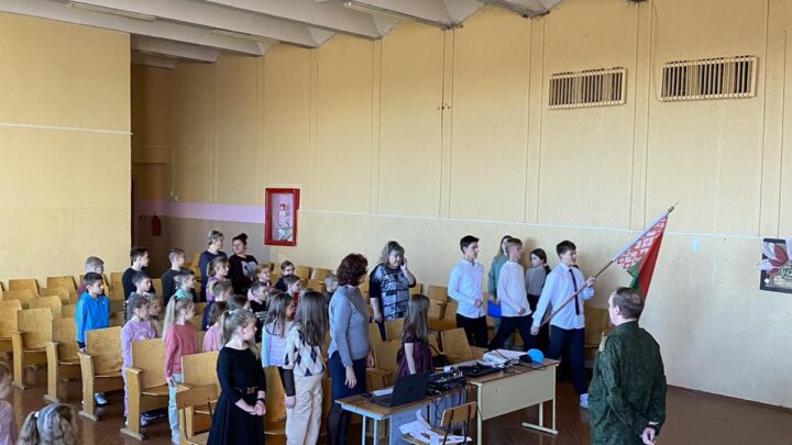Торжественная линейка по поводу открытия лагеря «Республика веселых ребят»