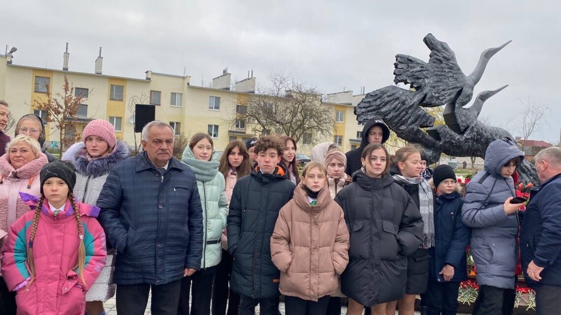 Сегодня делегация из числа пионеров дружины имени А.В.Ничипорчика СШ 14 г.Лиды и дружины имени Н.Б.Куконенко Тарновской СШ приняли участие в торжественном мероприятии по присвоению пионерской дружине СШ 13 г.Барановичи имен лётчиков — Героев Беларуси А.Ничипорчика и Н.Куконенко.