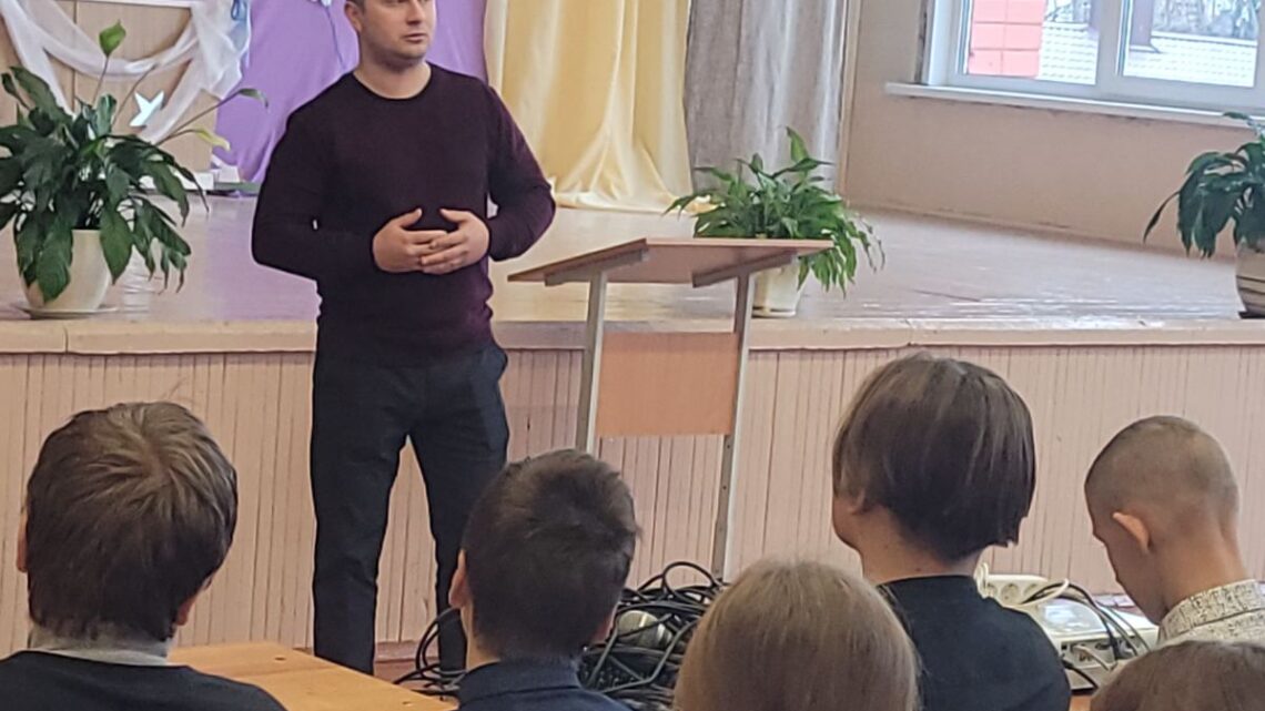 В рамках недели по профилактике игровой зависимости и кибербезопасности состоялась встреча учащихся и педагогов с начальником ОПК КМ Лидского РОВД Юртаевым А.Б.