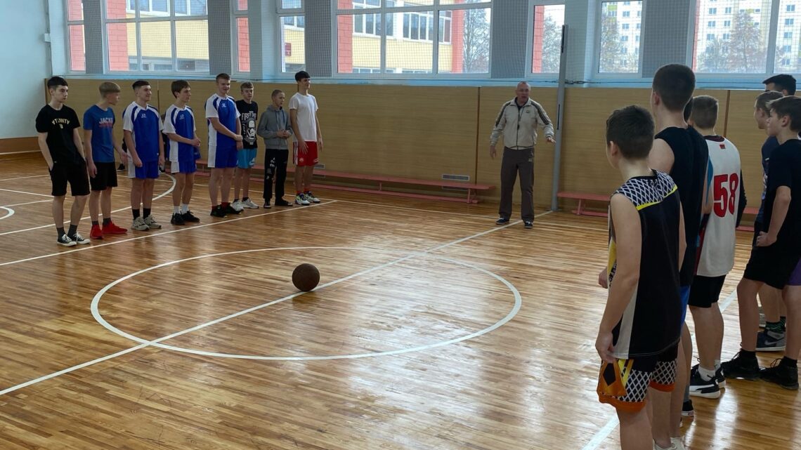 Сегодня состоялась игра по баскетболу среди учащихся СШ 14 и СШ 16.