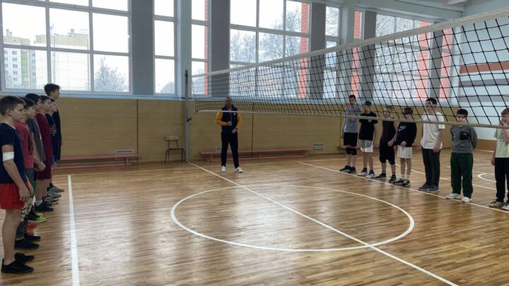 Сегодня состоялась товарищеская встреча по волейболу среди учащихся Первомайской СШ и СШ 14.