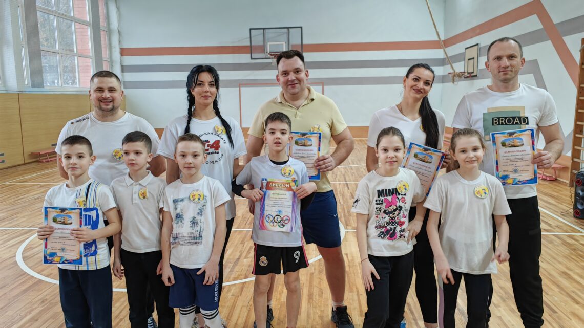 Мама, папа, я — спортивная семья Мама, папа, я — спортивная семья