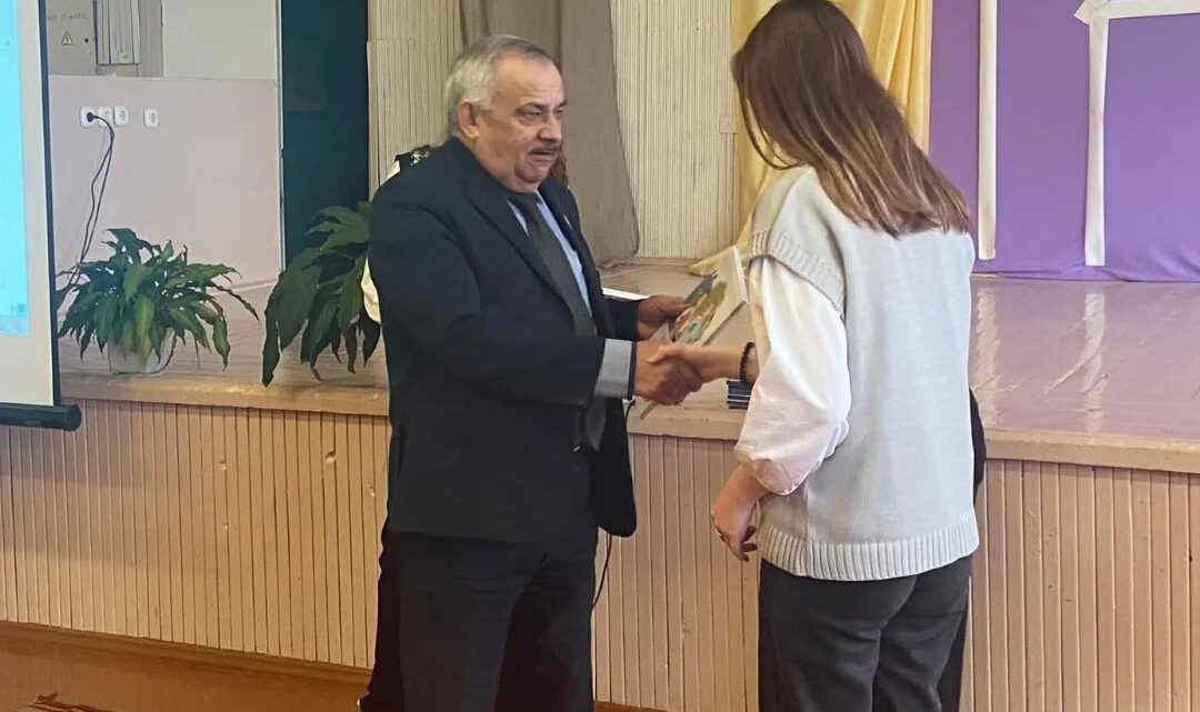 Учащимся достигшим 14 -летнего возраста вручены подарочные издания «Я — гражданин Республики Беларусь».