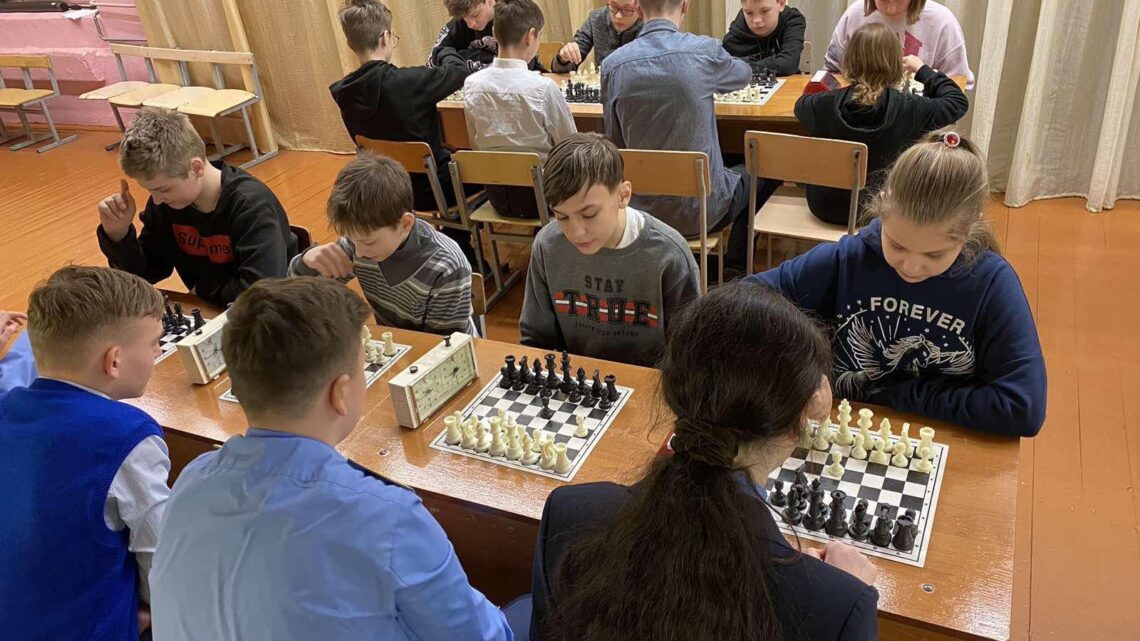 Поздравляем!!! Сборная команда школы по шахматам заняла 3 место в районной спартакиаде школьников по шахматам. Поздравляем!!! Сборная команда школы по шахматам заняла 3 место в районной спартакиаде школьников по шахматам.