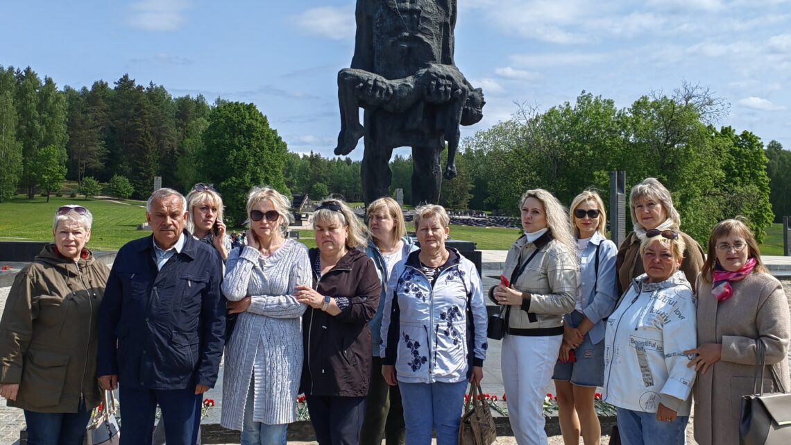 Экскурсия в мемориальный комплекс «Хатынь» и усадьбу «Мир пчёл» Экскурсия в мемориальный комплекс «Хатынь» и усадьбу «Мир пчёл»