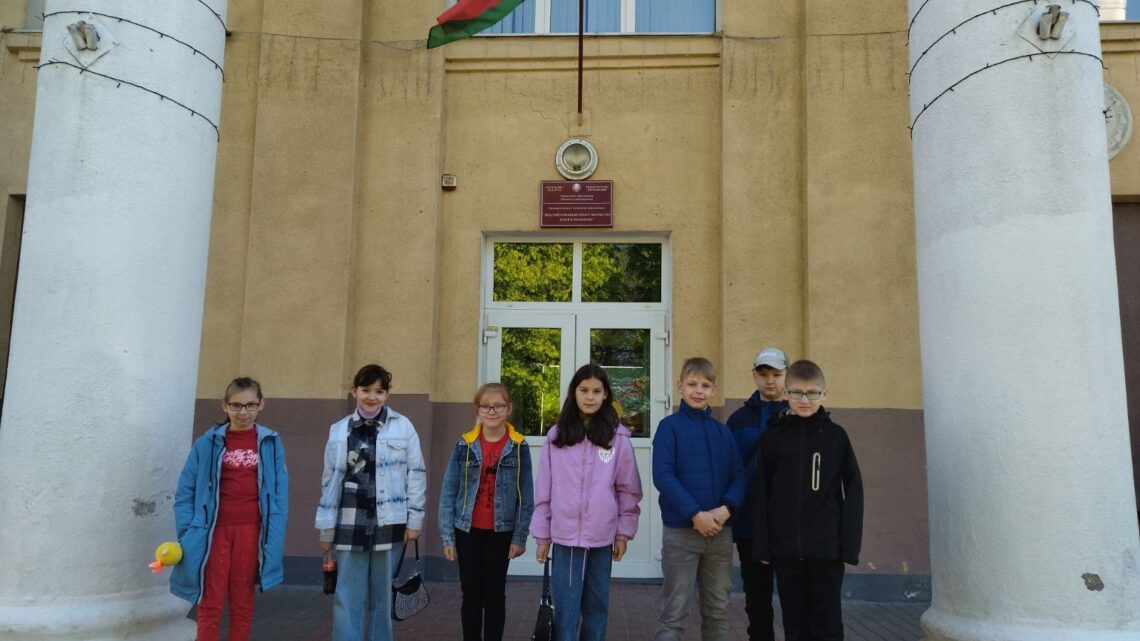 Учащиеся 4 «В» класса отправились в увлекательное космическое путешествие по галактике детских комнат в рамках фестиваля «Вместе» Учащиеся 4 «В» класса отправились в увлекательное космическое путешествие по галактике детских комнат в рамках фестиваля «Вместе»