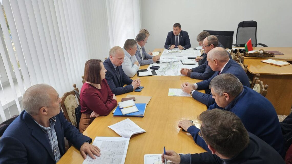 До старта меньше месяца — на совещании в исполкоме рассмотрели вопросы организации движения транспорта в период реконструкции ул. Красноармейской с возведением путепровода 🚧