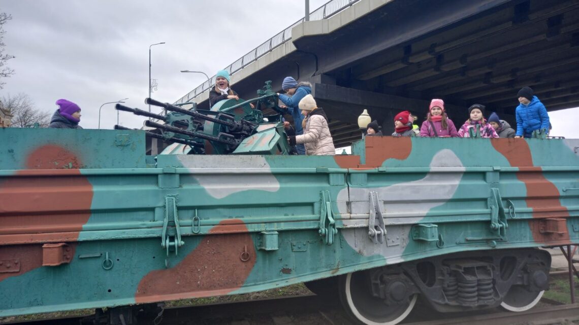 В Барановичском музее жд техники под открытым небом ребята познакомились с историей железнодорожного транспорта