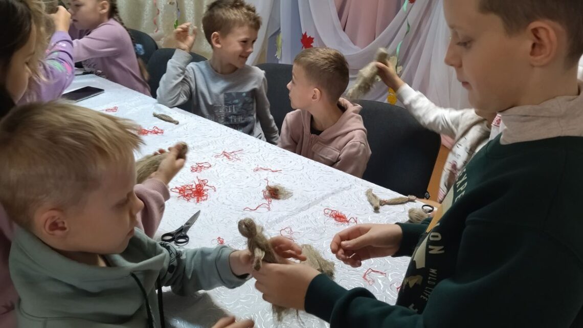 Учащиеся 1 «В» и 2 «Б» классов посетили Музей льна в д.Гончары Учащиеся 1 «В» и 2 «Б» классов посетили Музей льна в д.Гончары