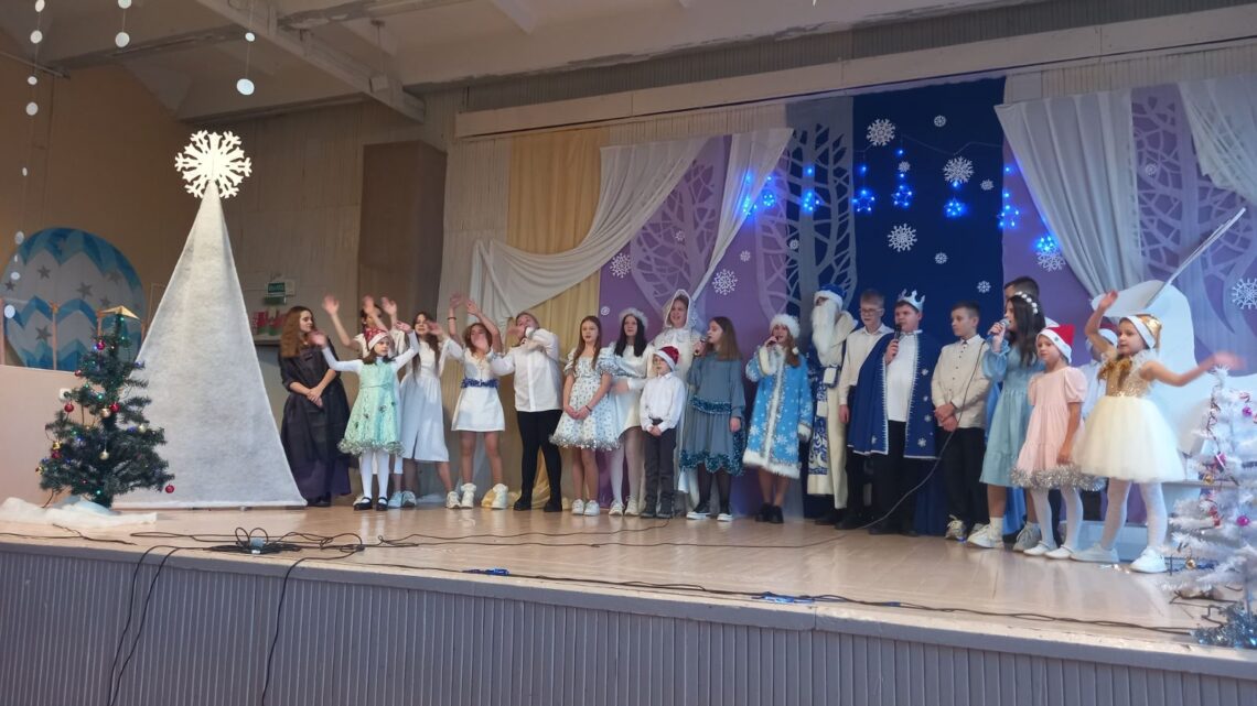 Ярко, зажигательно, весело отпраздновали приближающийся Новый год учащиеся начальных классов вместе со сказочными героями мюзикла «Сказки бабушки Сугробихи» Ярко, зажигательно, весело отпраздновали приближающийся Новый год учащиеся начальных классов вместе со сказочными героями мюзикла «Сказки бабушки Сугробихи»