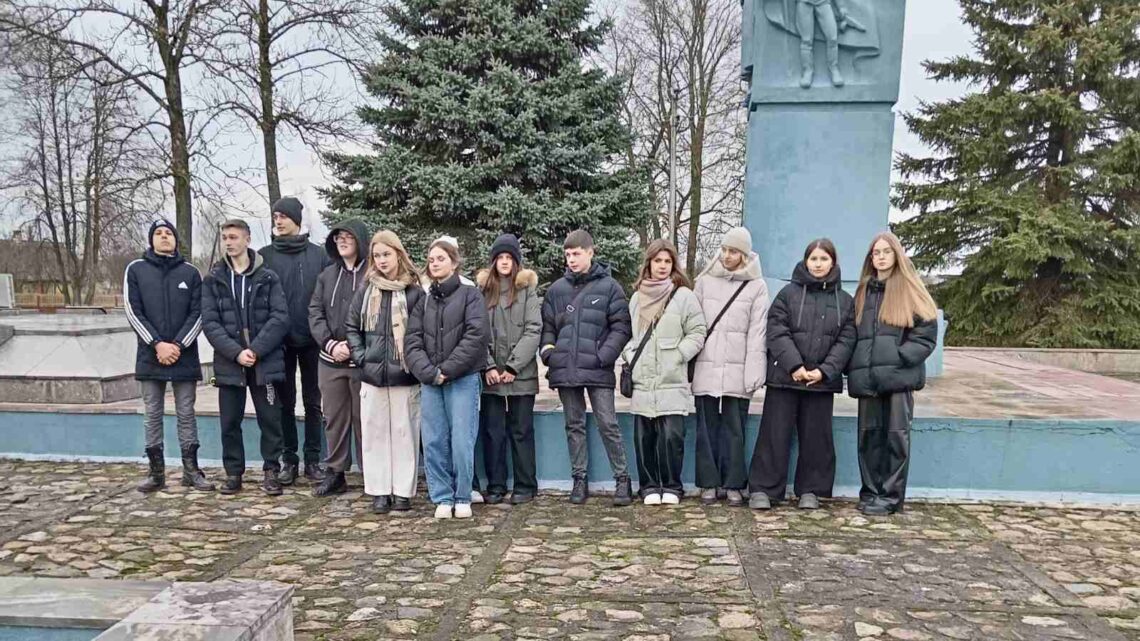 28 декабря учащиеся 9А и 9Б класса посетили школьный музей Гончарской средней школы 28 декабря учащиеся 9А и 9Б класса посетили школьный музей Гончарской средней школы