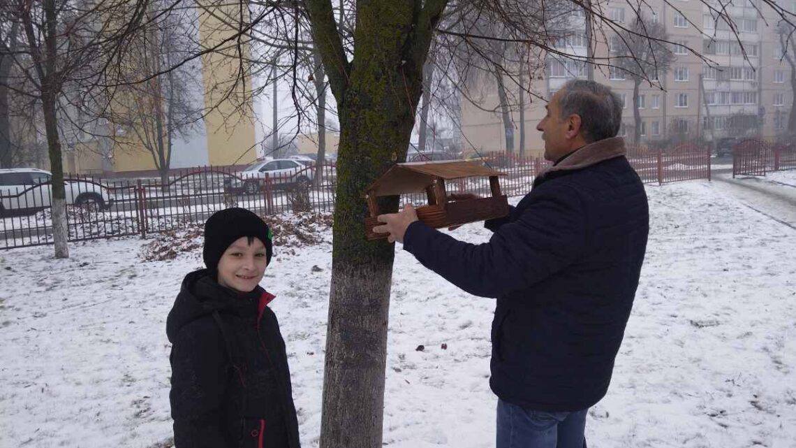 Зима-тяжёлое время года для всех птиц Зима-тяжёлое время года для всех птиц