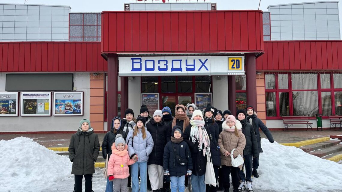 После пешеходной экскурсии 6 «В» класс отправился в кинотеатр! Полезно и весело учащиеся провели 6 школьный день!