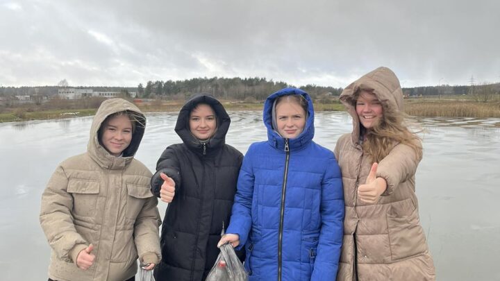 Уборка прибрежной территории водоема, расположенного в микрорайоне «Слобода».