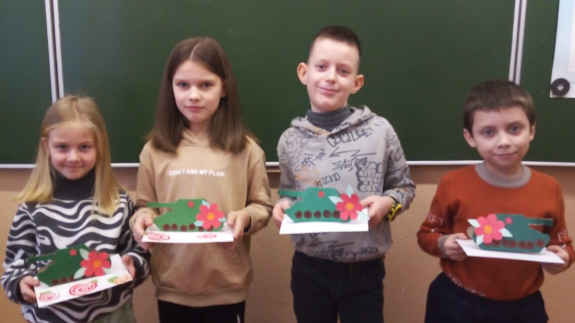 Сегодня учащиеся 2 Б класса сделали сюрпризы для своих пап к наступающему празднику 23 февраля.