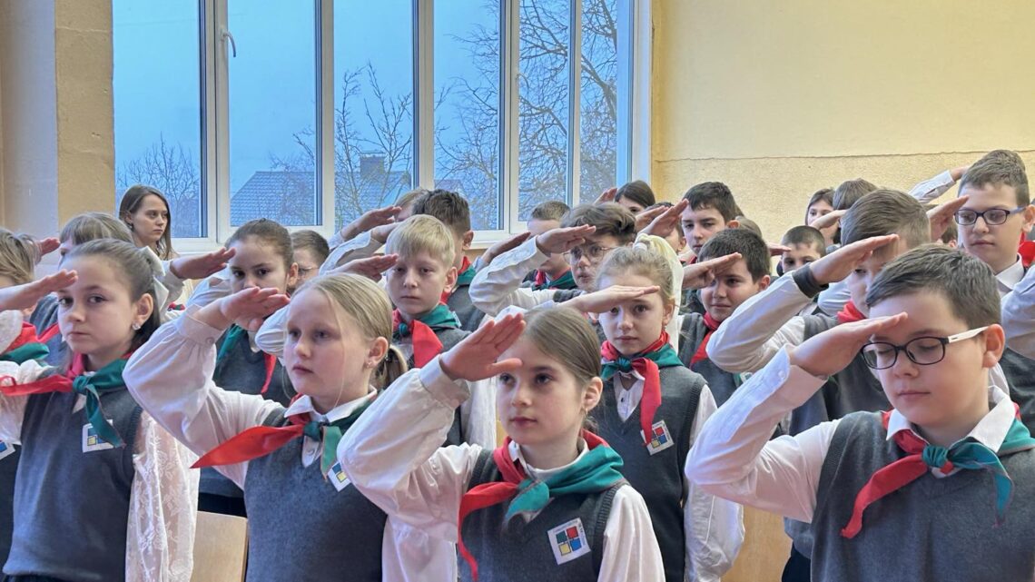 Пионер – это первооткрыватель, новатор, идущий впереди Пионер – это первооткрыватель, новатор, идущий впереди