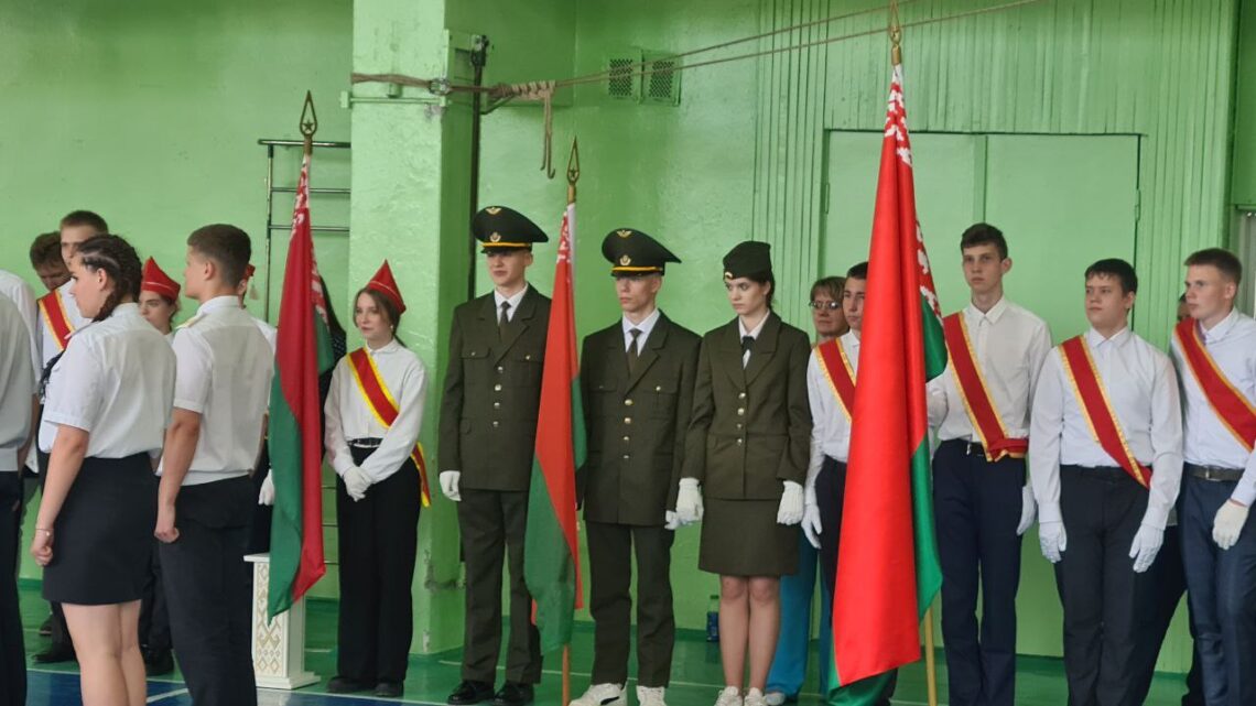 Знаменная группа нашей школы демонстрирует мастерство на районном смотре Знаменная группа нашей школы демонстрирует мастерство на районном смотре