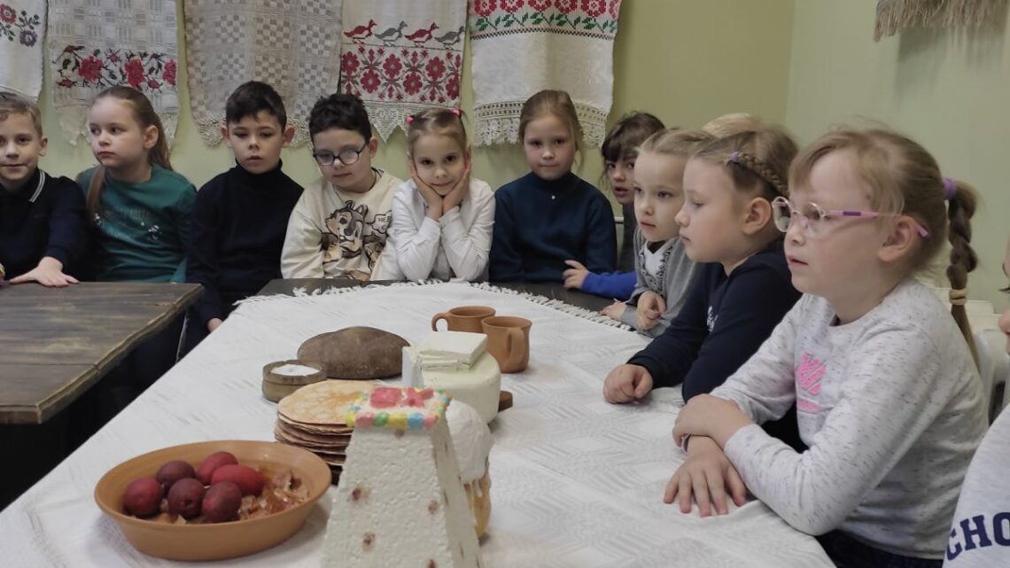 Сегодня в 1б классе урок русского языка (обучение чтению) прошёл в Лидском историко-художественном музее