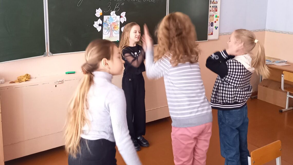В шестой школьный день учащиеся 3 «В» класса приняли участие в игровом занятии «Я умею, можем МЫ!»
