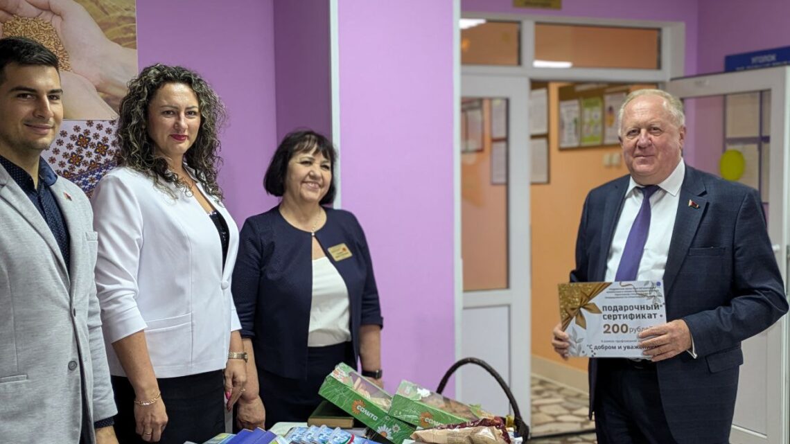Председатель Гродненского областного объединения профсоюзов Виктор Лискович в рамках благотворительной акции «С добром и уважением» посетил социальный пансионат «Аквамарин» в Березовке Председатель Гродненского областного объединения профсоюзов Виктор Лискович в рамках благотворительной акции «С добром и уважением» посетил социальный пансионат «Аквамарин» в Березовке