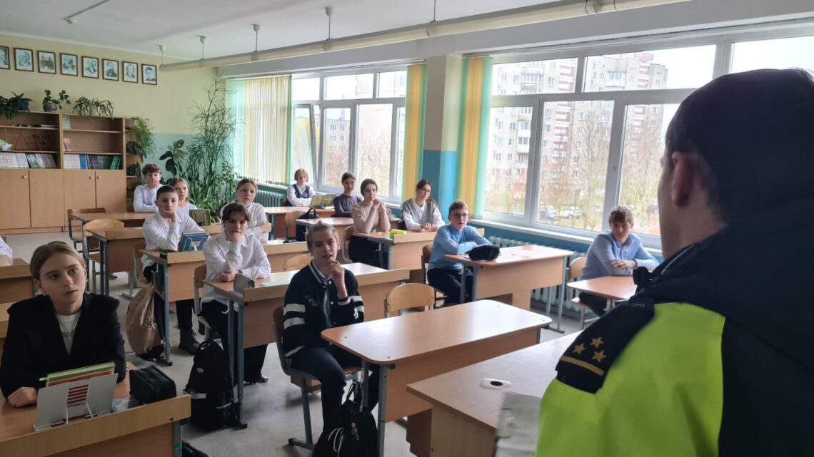 Дополнительное изучение учащимися правил дорожного движения с участием представителей государственной автомобильной инспекции Дополнительное изучение учащимися правил дорожного движения с участием представителей государственной автомобильной инспекции