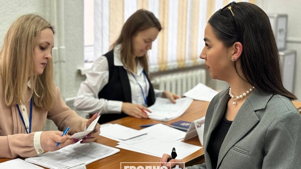 «Уезжаю к себе домой, поэтому делаю выбор досрочно». Белорусы продолжают активно голосовать «Уезжаю к себе домой, поэтому делаю выбор досрочно». Белорусы продолжают активно голосовать