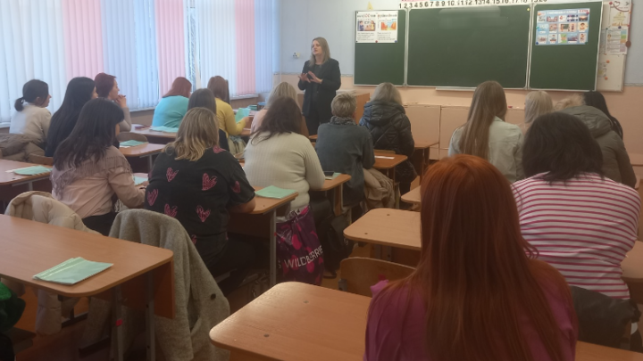 В 4 "В" классе прошло заседание родительского университета на тему "Ребенок и компьютер" с участием педагога-психолога школы Солтыс С.Г. 