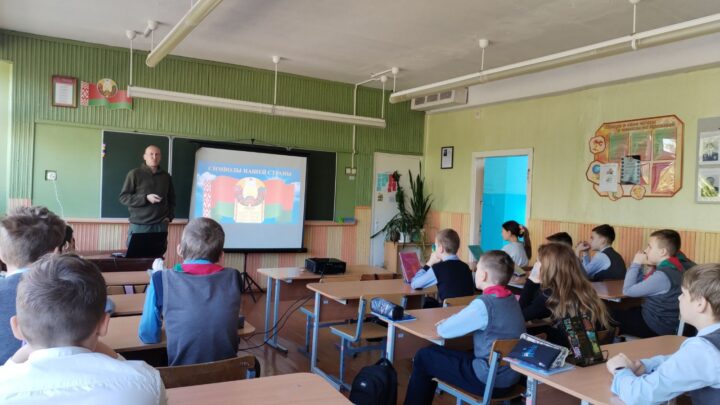 **В школе прошел классный час «Символы нашей страны», посвященный Дню Государственного флага, Государственного герба и Государственного гимна Республики Беларусь**