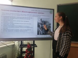В рамках ШАГ среди 9-х классов состоялась встреча по теме » Политика геноцида грабежа и насилия»