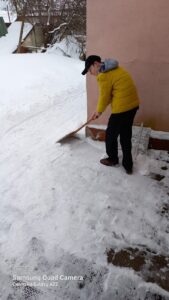 Учащиеся СШ 14 г.Лиды продолжают активно участвовать в республиканской акции «Уберём снег вместе».