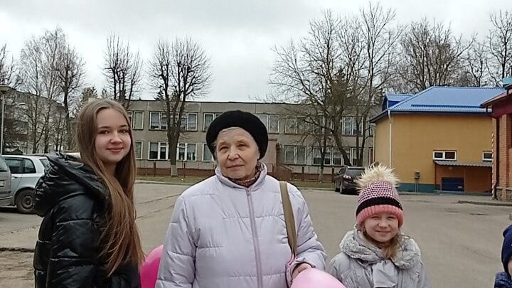 В преддверии 8 марта лидерами ученического самоуправления СШ 14 г.Лиды организовано поздравление женщин микрорайона.