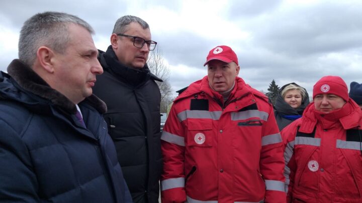 Иван Крупко знакомится с импровизированным пунктом помощи беженцам:
