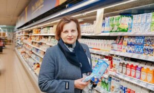 Член Совета Республики Екатерина Серафинович промониторила цены в крупном магазине Лиды.