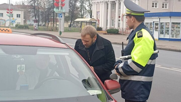 🎉Cвященник совместно с сотрудниками Лидской ГАИ поздравил водителей с Днем автомобилиста