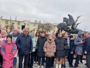 Сегодня делегация из числа пионеров дружины имени А.В.Ничипорчика СШ 14 г.Лиды и дружины имени Н.Б.Куконенко Тарновской СШ приняли участие в торжественном мероприятии по присвоению пионерской дружине СШ 13 г.Барановичи имен лётчиков — Героев Беларуси А.Ничипорчика и Н.Куконенко.