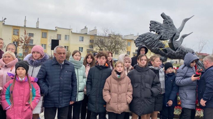 Сегодня делегация из числа пионеров дружины имени А.В.Ничипорчика СШ 14 г.Лиды и дружины имени Н.Б.Куконенко Тарновской СШ приняли участие в торжественном мероприятии по присвоению пионерской дружине СШ 13 г.Барановичи имен лётчиков — Героев Беларуси А.Ничипорчика и Н.Куконенко.