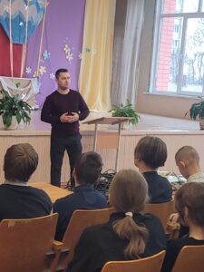 В рамках недели по профилактике игровой зависимости и кибербезопасности состоялась встреча учащихся и педагогов с начальником ОПК КМ Лидского РОВД Юртаевым А.Б.